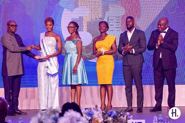 Hollard's Cynthia Ofori-Dwumfuo being handed her award from CIMG