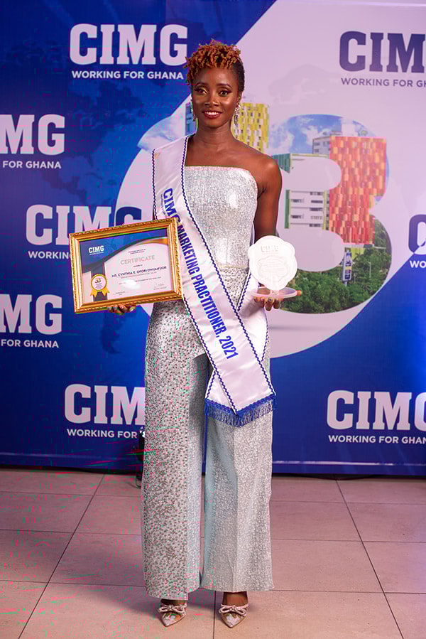 Hollard's Cynthia Ofori-Dwumfuo with her award